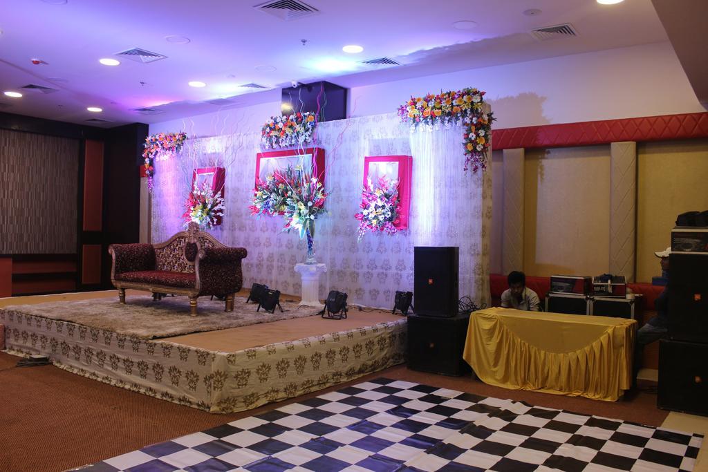 Xenious World Square Hotel Ghaziabad Zewnętrze zdjęcie