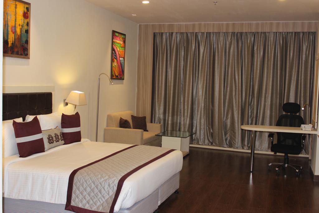 Xenious World Square Hotel Ghaziabad Zewnętrze zdjęcie