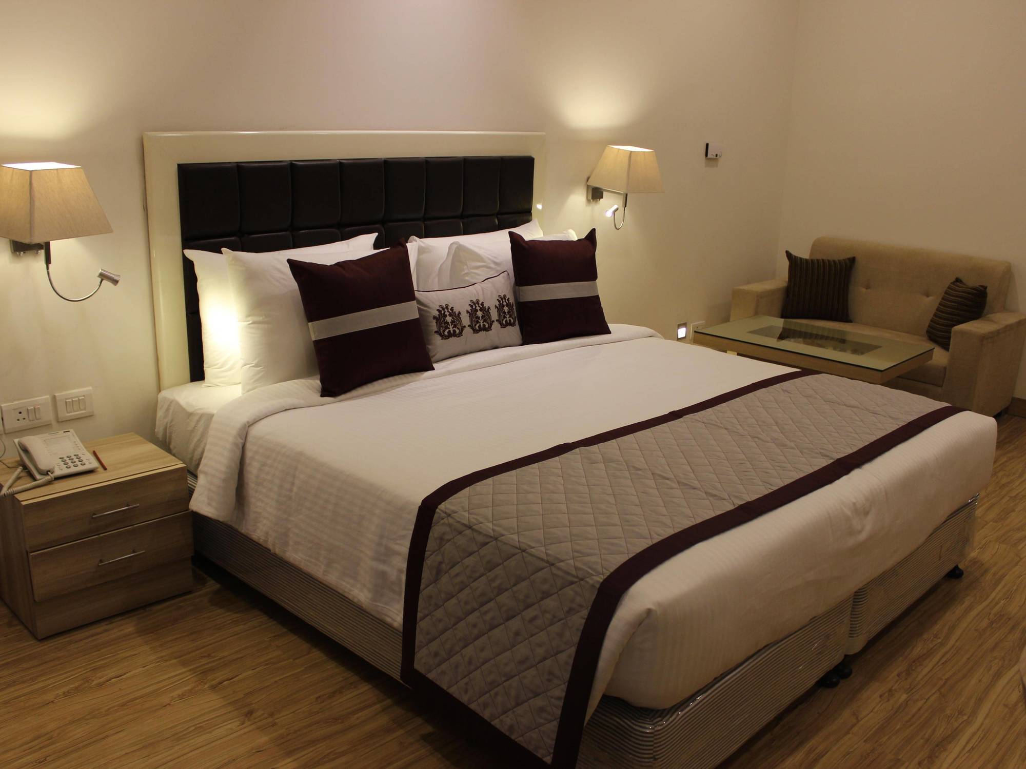 Xenious World Square Hotel Ghaziabad Zewnętrze zdjęcie