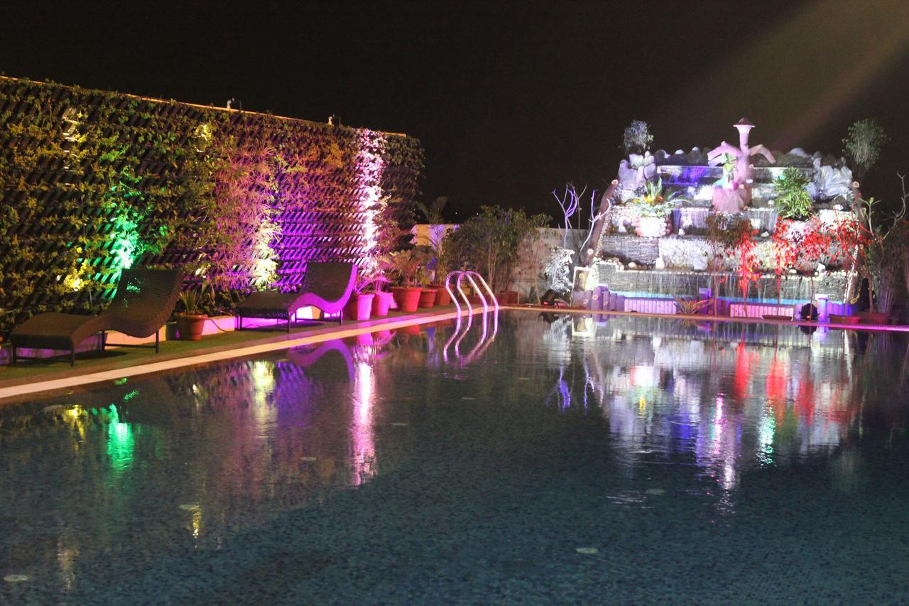 Xenious World Square Hotel Ghaziabad Zewnętrze zdjęcie